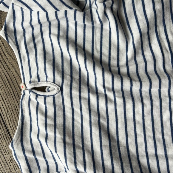 Bundle of 4 girls tops, like new condition 4T/5T plus 3 bonus. - Picture 9 of 17